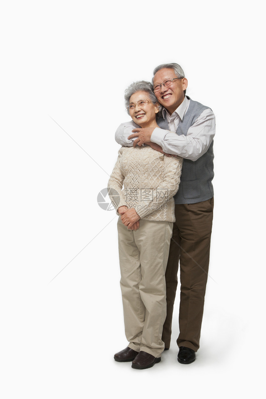 老年夫妇兼同居享受拥抱假期服装短发旅游眼镜白发勘探家庭图片