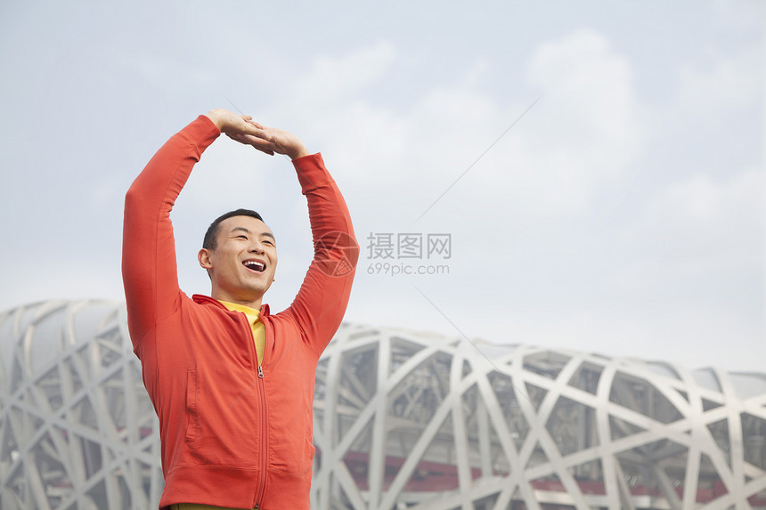 青年运动男子在北京公园伸展图片