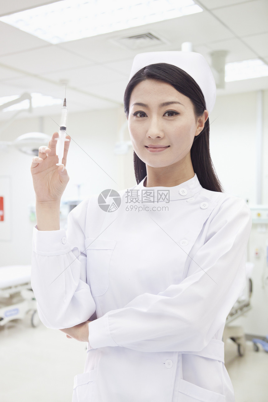 护士的肖像 持有一个Syringe手术收腰微笑程序摄影磨砂膏医学诊所手臂职业图片