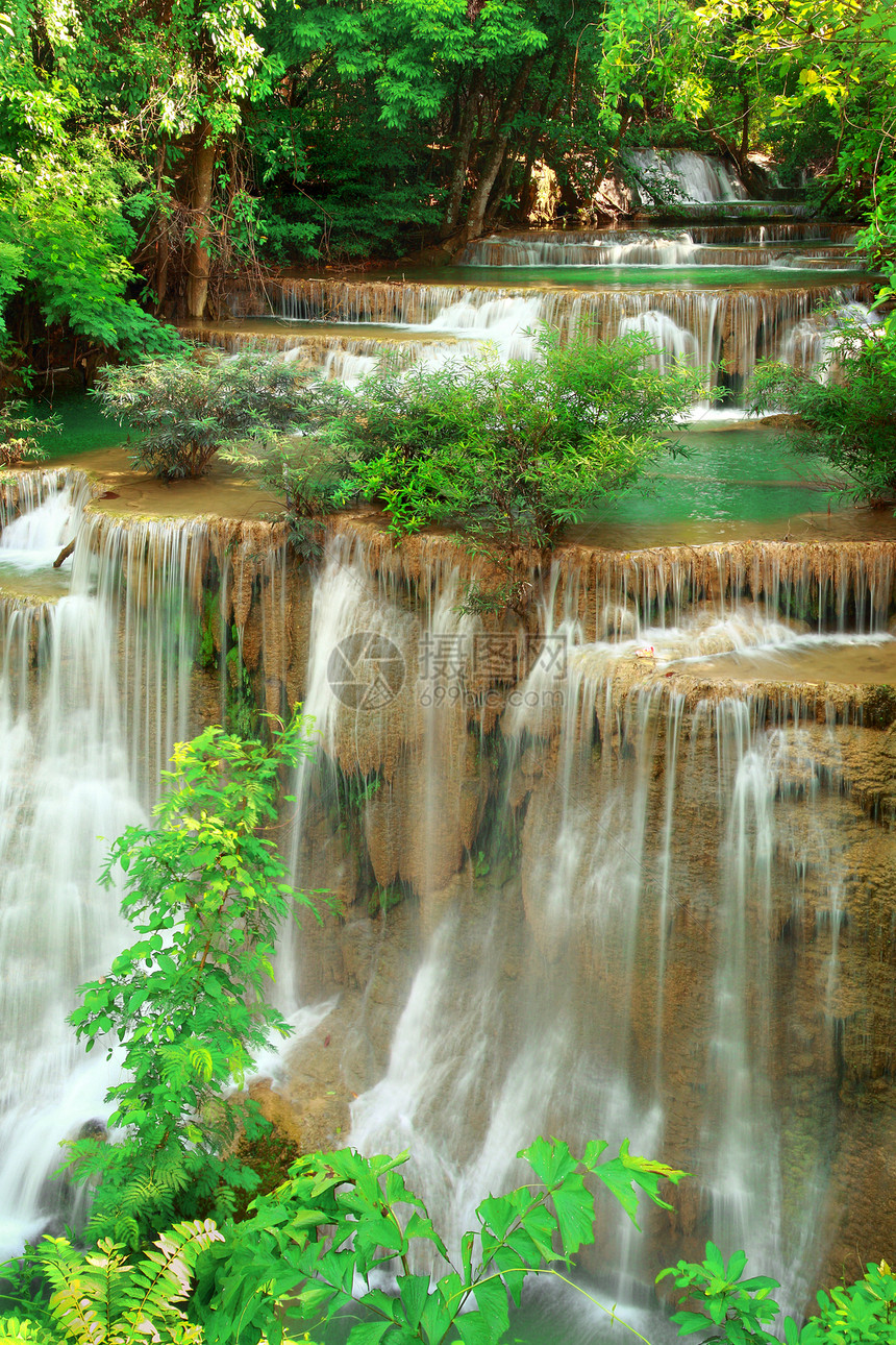 瓦伊马卡明瀑布木头植物溪流旅行衬套白内障运动岩石丛林公园图片