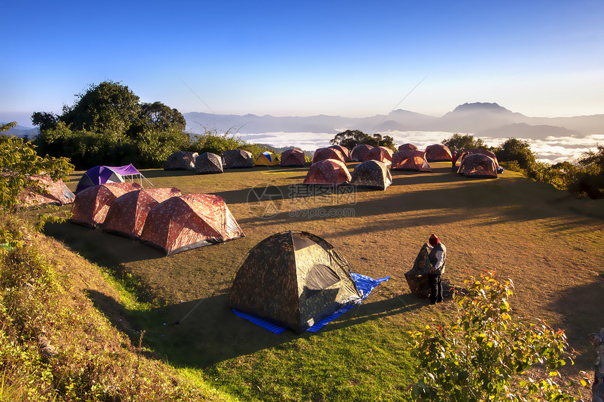 帐篷露营高地日出环境游客旅行草地日落森林蓝色土地图片