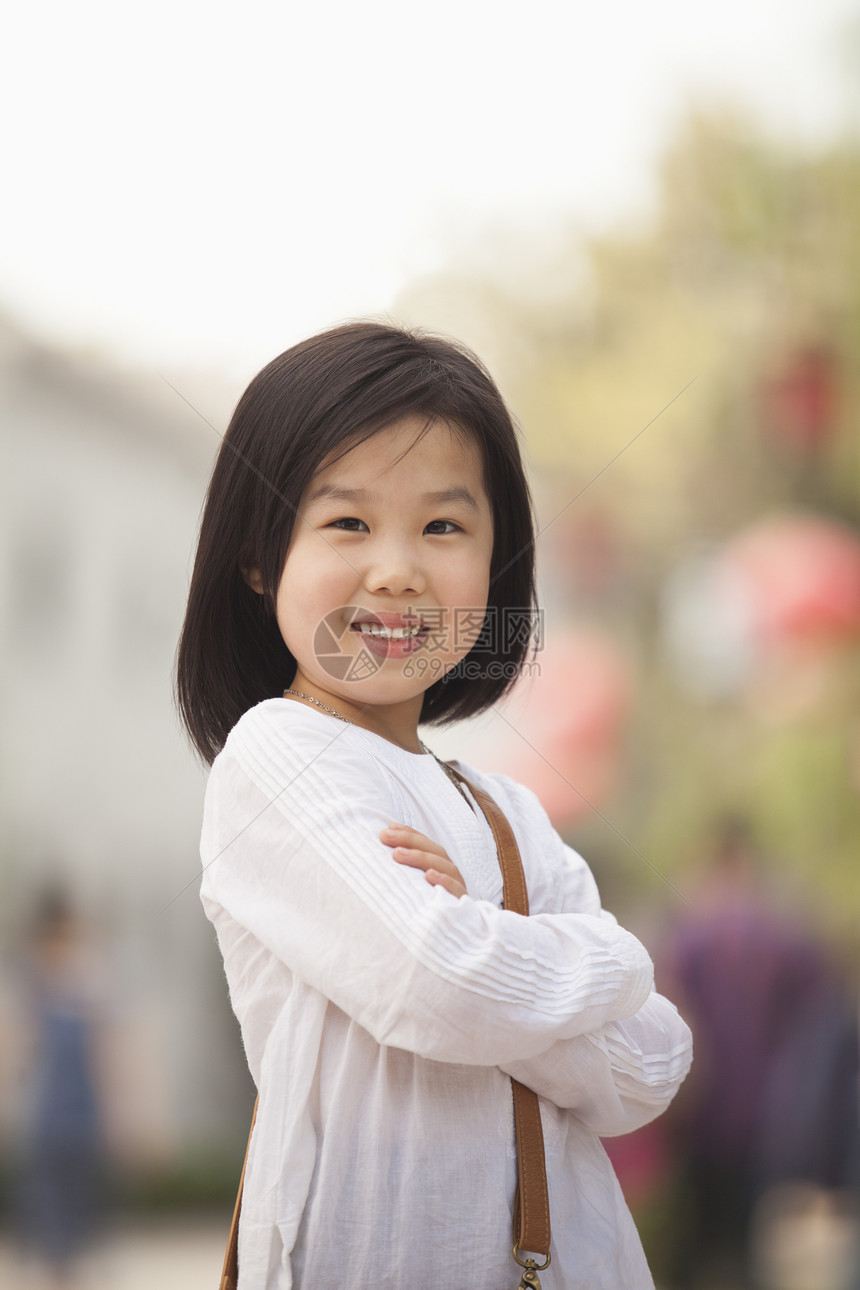 中国北京的小女孩微笑肖像图片