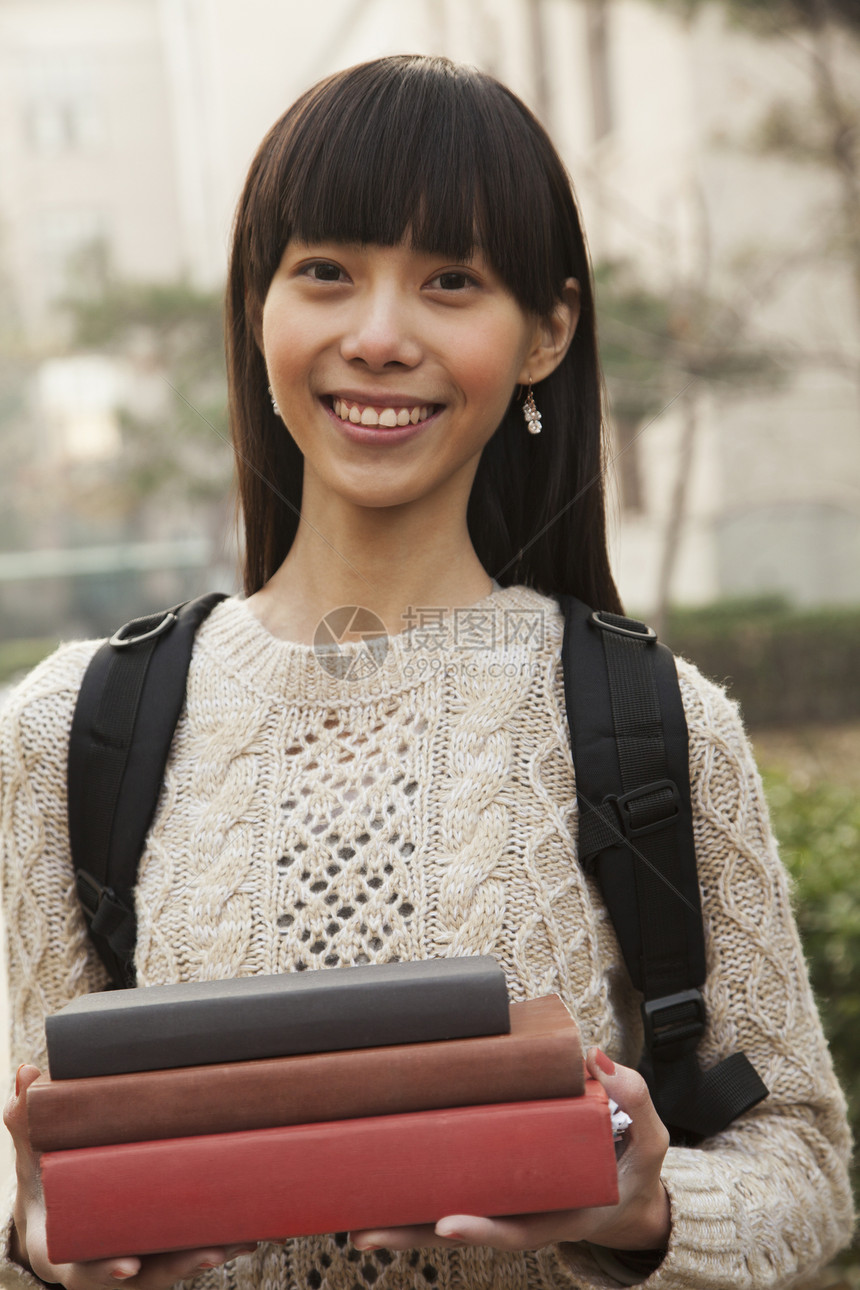 大学生校园的学生肖像画服装棕色享受图书教育收腰头发女性大学长发图片