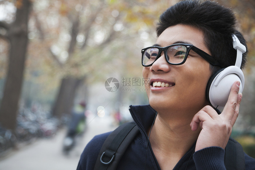 学生在大学校园里听音乐的学生图片