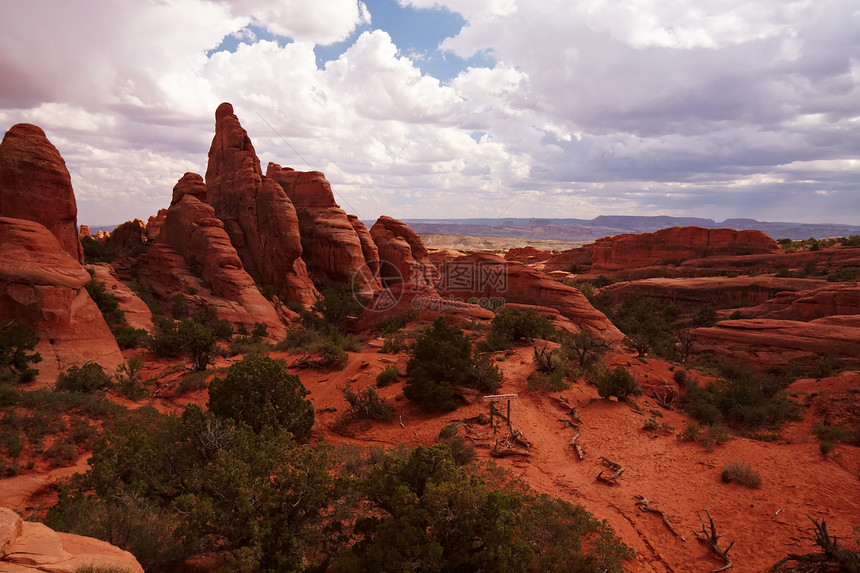 红沙漠远足蓝色太阳橙子天空编队砂岩沙漠干旱公园图片