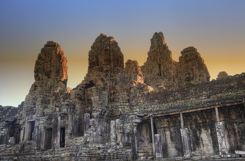 柬埔寨吴哥山日落时的Bayon庙图片