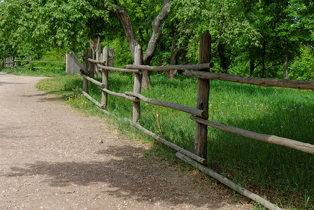 夏季 农村道路被围着的纤维栅栏农场高清图片素材