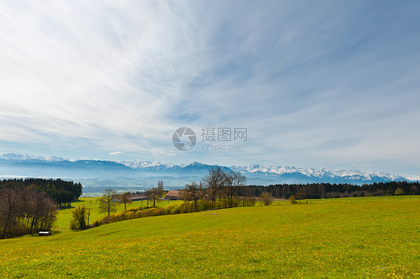 粘着牛棚天空农场地面牧场农村高山山脉蓝色旅行图片