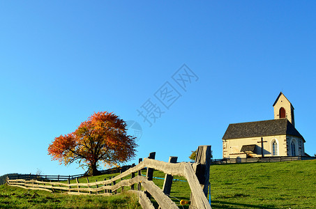 秋天教堂和栅栏高清图片