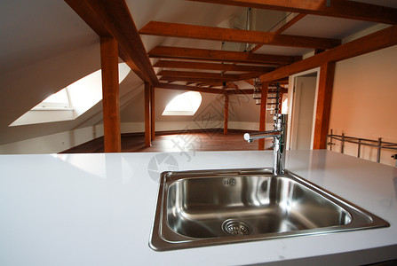 现代厨房盆地水龙头灰色金属木头背景图片