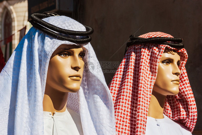 传统阿拉伯礼服曼尼金集市戏服露天头巾店铺衣服裙子市场销售男性图片