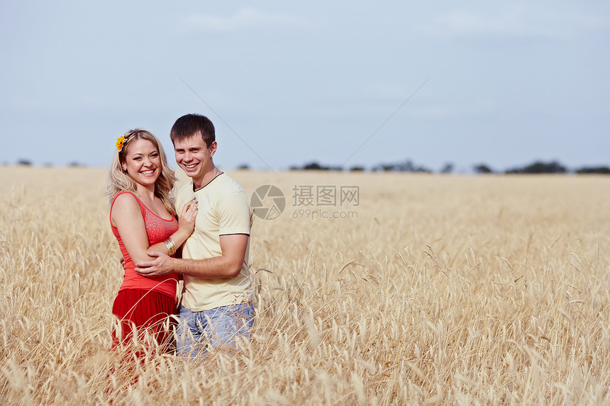 年轻夫妇快乐生活异性闲暇丈夫男人微笑夫妻种子稻草图片