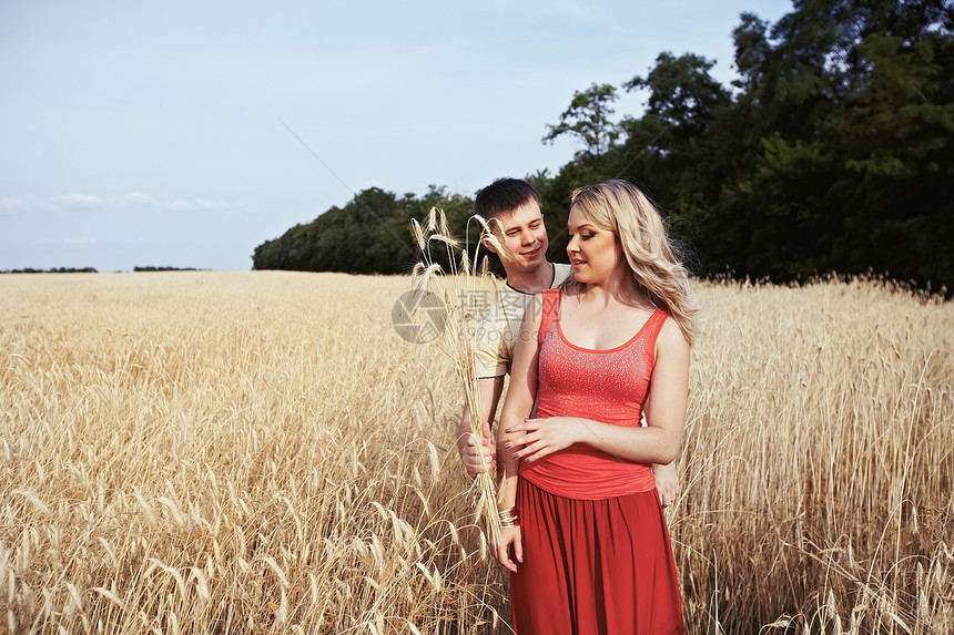 年轻夫妇男性食物稻草夫妻异性场景丈夫友谊活动天空图片