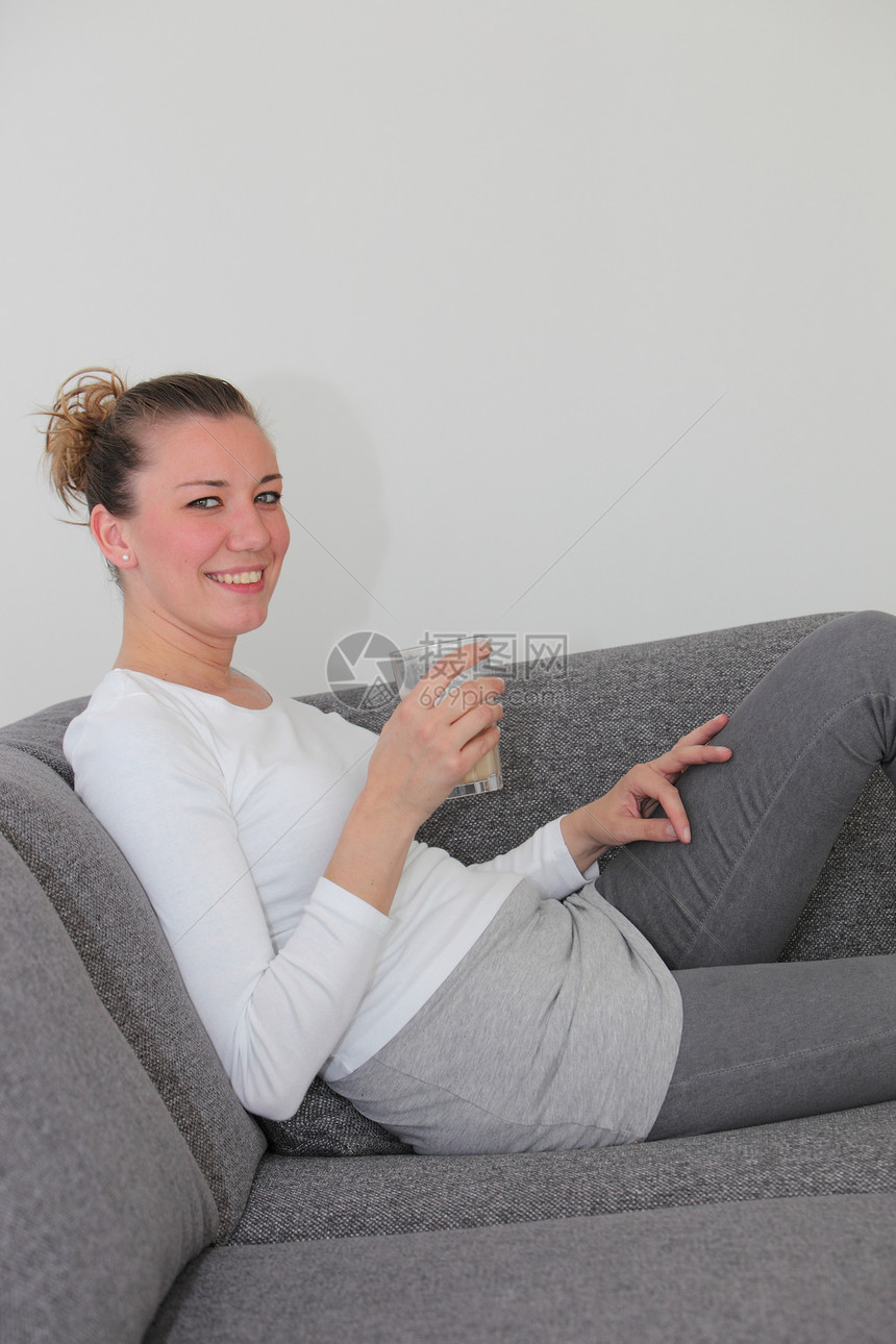 在家沙发上放松的有魅力的女人图片