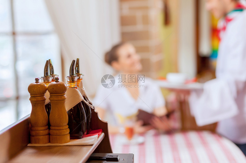 餐馆的年轻女青年女性香料胡椒食物味道地面敷料精制吃饭服务员图片