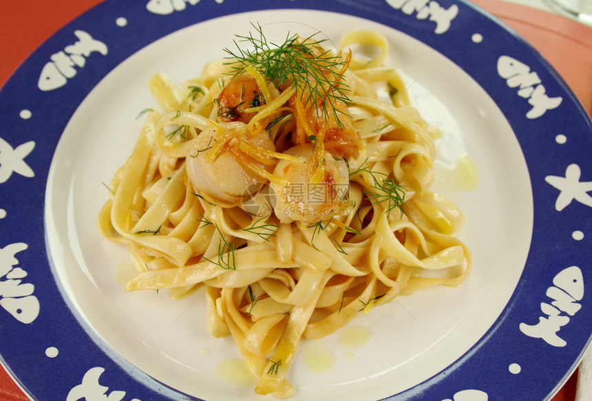 带扇贝的Fettucini午餐美食贝类味道健康饮食烹饪美味海鲜柠檬营养图片