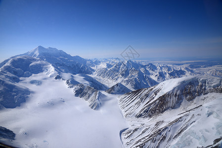 阿拉斯卡山晴天天空白色蓝色眼睛天线顶峰背景图片