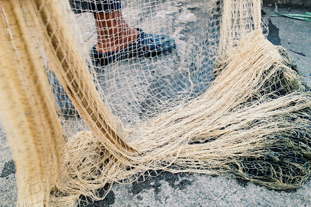 渔民在渔网里拉着鱼网渔夫生活生活方式背景图片