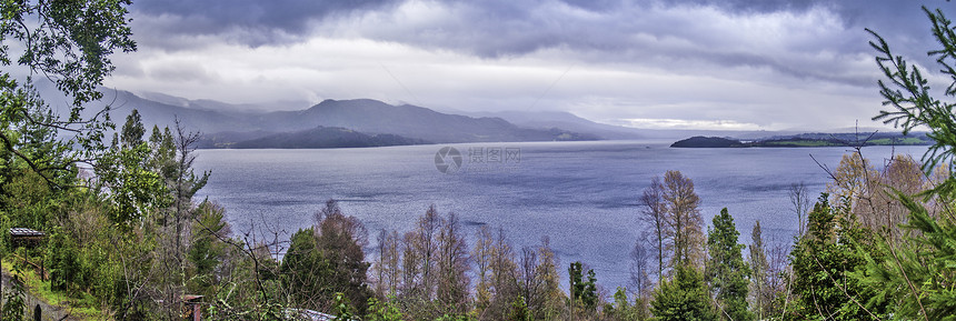 湖泊和山山框架森林风景天空环境旅行蓝色全景旅游公园图片