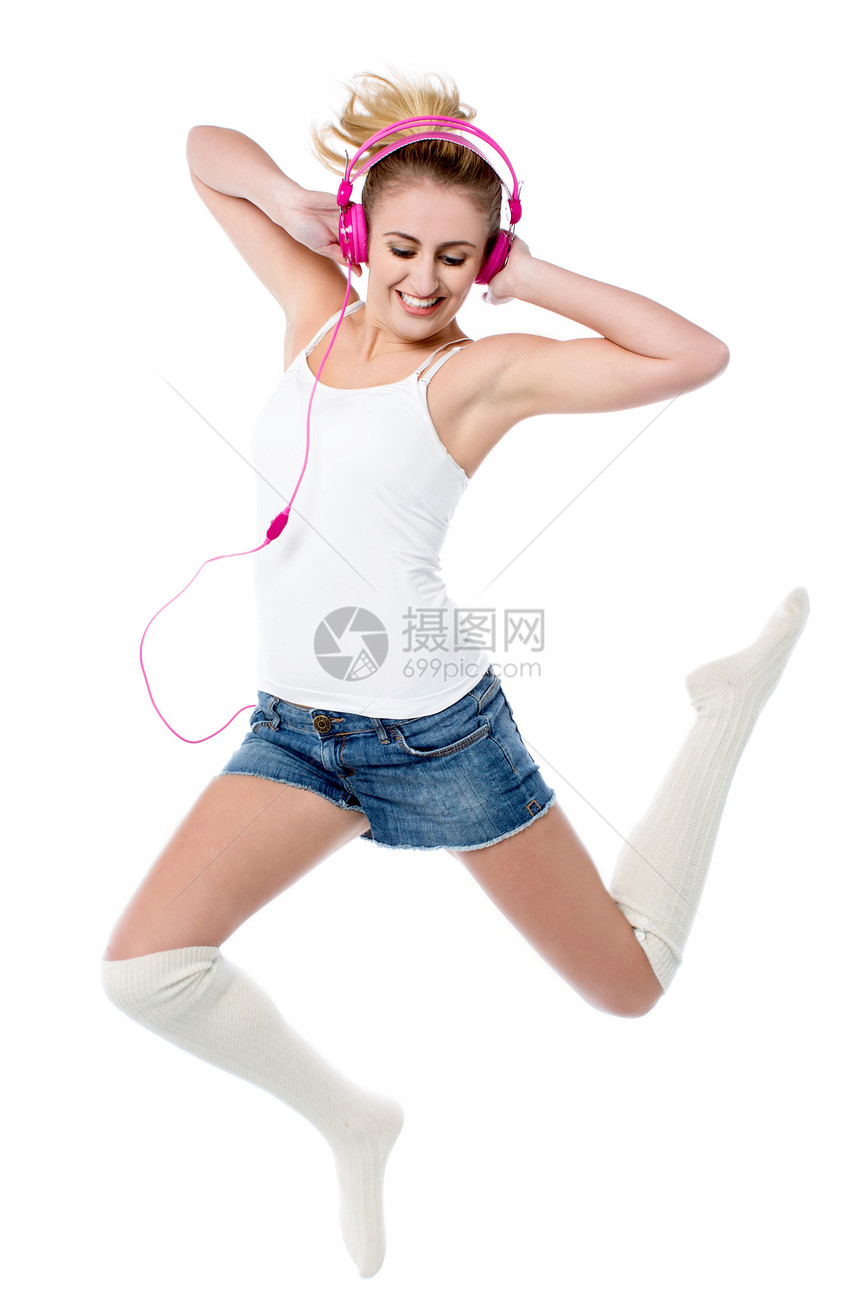 音乐爱好者在空中跳跃高空乐趣调谐女士歌曲音乐播放器女孩女性袜子娱乐享受图片