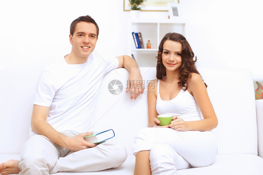 快乐的年轻情侣在一起夫妻微笑女孩幸福女士沙发男性男朋友感情妻子图片