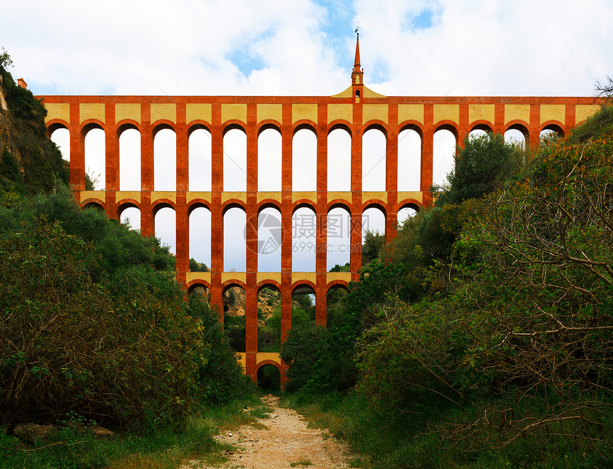 西班牙安达卢西亚Nerja的名为的水渠峡谷工程旅游纪念碑历史性渡槽岩石拱门山脉天空图片