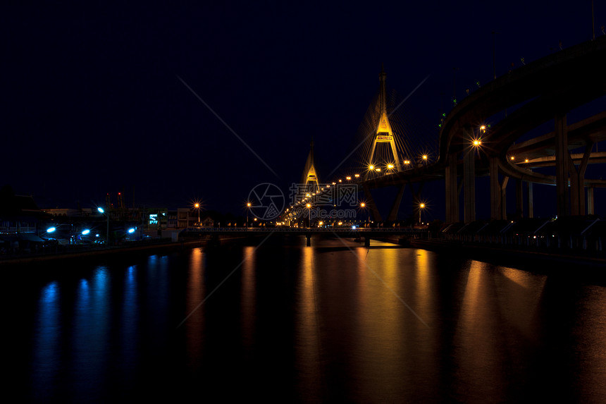 夜间Bhumibol桥地区图片