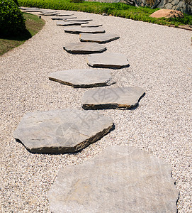 石头的方式岩石公园绿色领导脚步禅意车道背景图片