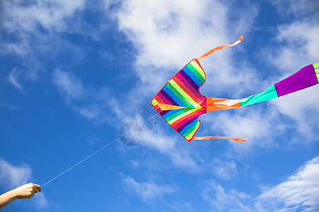 在天空中飞来飞去的彩色风筝高清图片