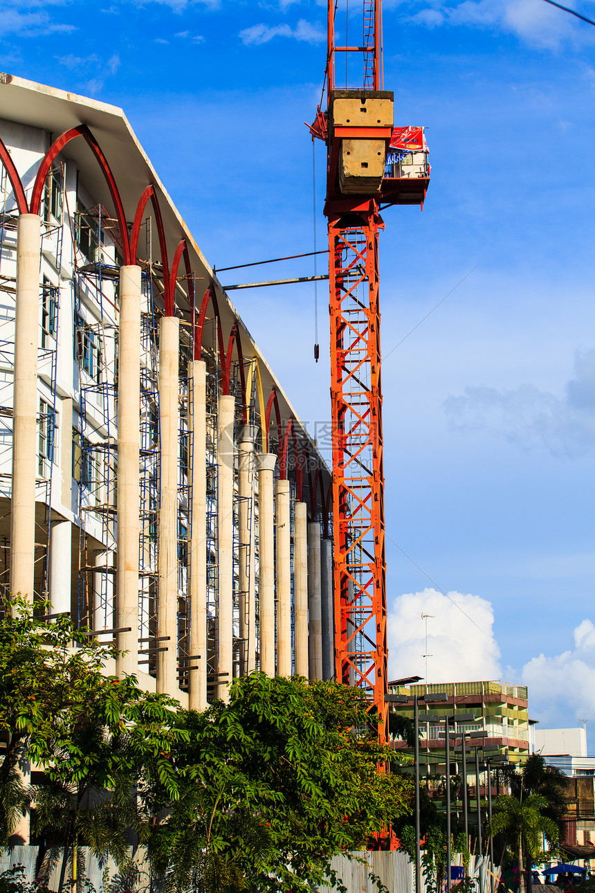 有黄色起重机的楼面建筑工地住房工作工程酒店房子太阳财产商业城市建筑学图片