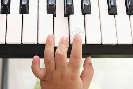 孩子钢琴素材男孩的手 弹钢琴键盘演员歌曲手指钥匙天赋乐趣器官乐器童年背景