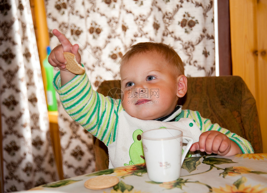 小男孩在桌边喝酒微笑桌子早餐婴儿果汁牛奶食物饮料童年厨房图片