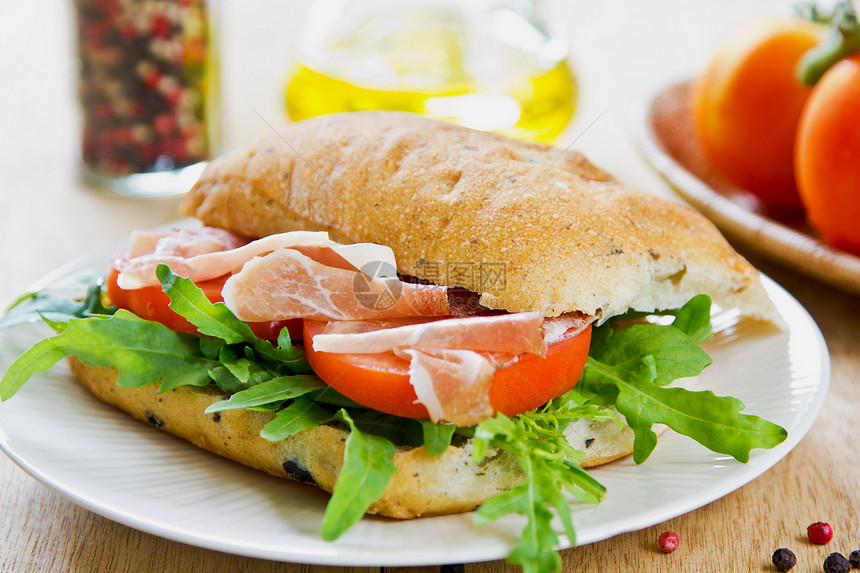 三明治上的Prosciutto饮食猪肉树叶小吃食物火腿胡椒蔬菜矿物美食家图片