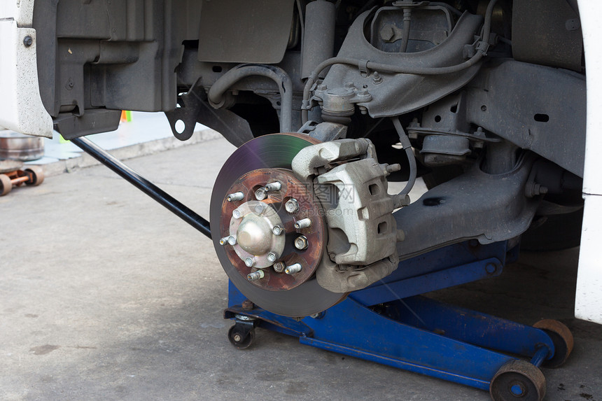 制动磁盘和车轮枢纽的细节帮助螺柱检查轮缘替代品光盘转子服务车辆螺栓图片