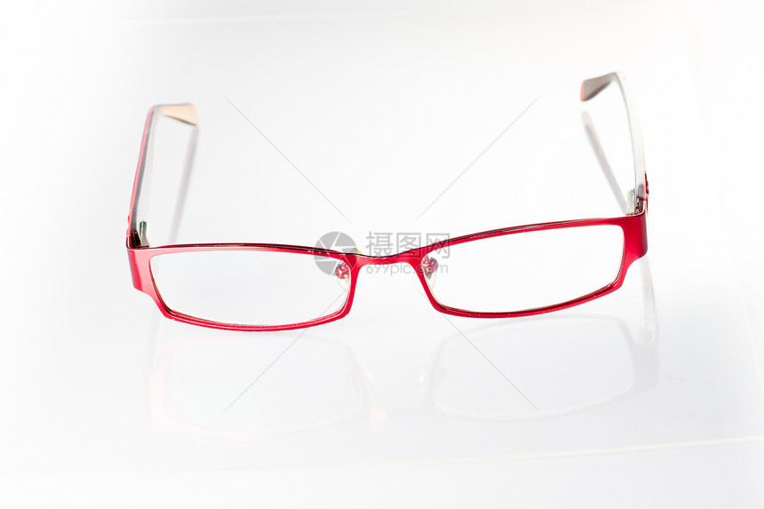 白色上的红镜镜片光学阅读眼睛眼镜框架反射塑料黑色图片