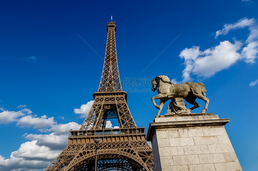 Eiffel铁塔和法国巴黎前方的马雕塑图片