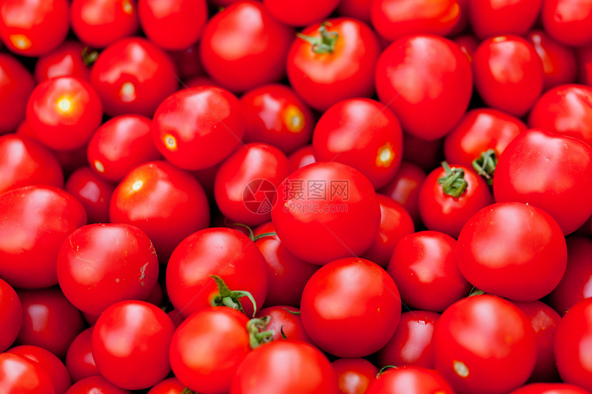 市场上的新鲜红番茄食物农场购物篮子营养水果饮食团体植物收藏图片