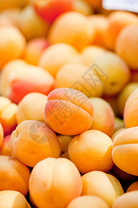 鲜橙红杏仁桃子 在市场上的宏观闭市收成饮食农业季节食物团体产品收藏营养甜点背景图片