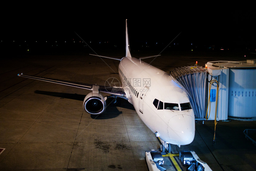 夜间飞机车辆跑道航空假期旅行涡轮交通蓝色翅膀航空公司图片