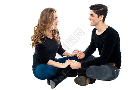 坐在地板上牵手的情侣漂亮的高清图片素材