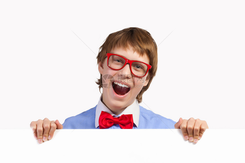 红色戴红眼镜的男孩持有白方横幅手指男性童年广告广告牌推介会眼镜工作室领结图片