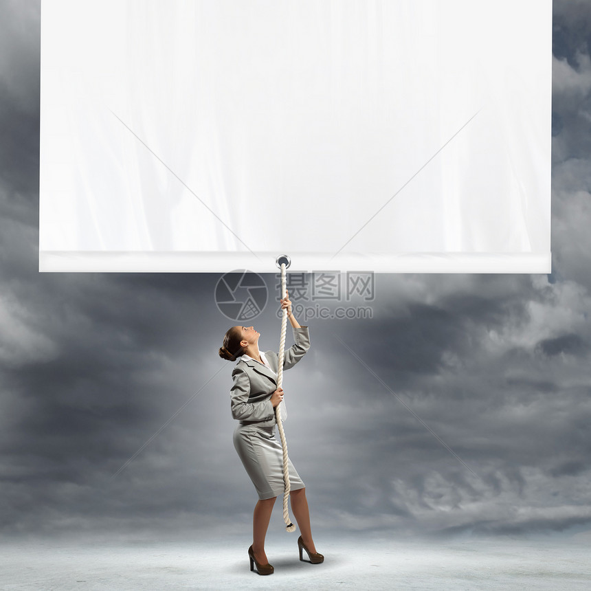 商业妇女拉着空白横幅绳索木板女士女孩成功卡片女性招牌广告牌管理人员图片