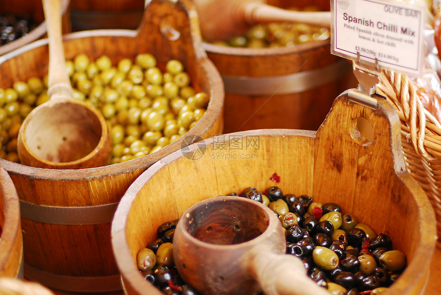 市场上销售的橄榄种类繁多杂货摄影食物微分农场蔬菜生产钢包木头浴缸图片