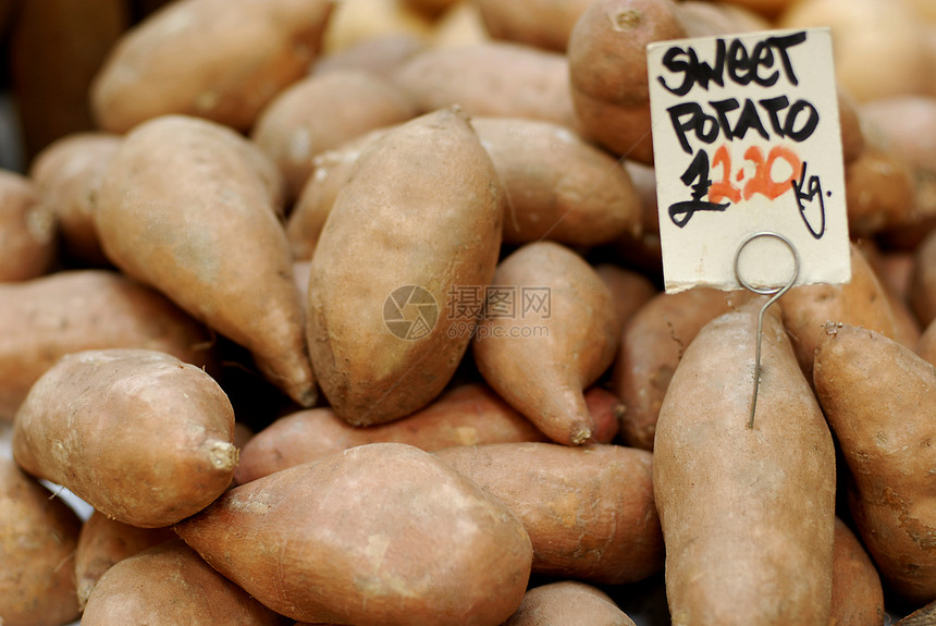 农民市场上的甜土豆标签收获食物农场收成蔬菜粉色价格绿色图片