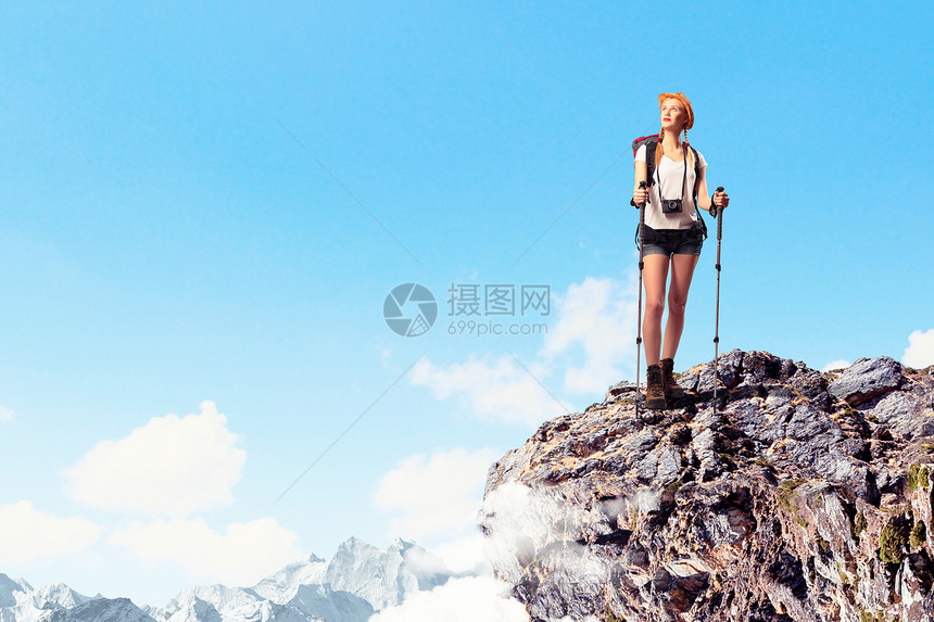 青年妇女登山女岩石冒险高山天空地平线运动女孩旅行家路线背包图片