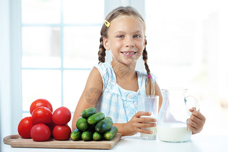 儿童饮料牛奶小吃蓝色玻璃厨房早餐卫生桌子女学生乐趣女孩早晨高清图片素材