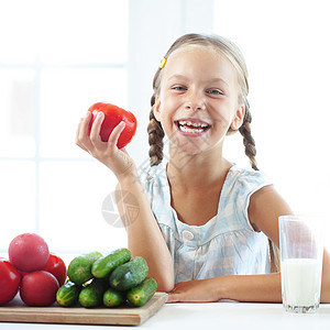 儿童吃蔬菜黄瓜育儿快乐牛奶厨房孩子保健奶制品闲暇健康饮食美丽的高清图片素材