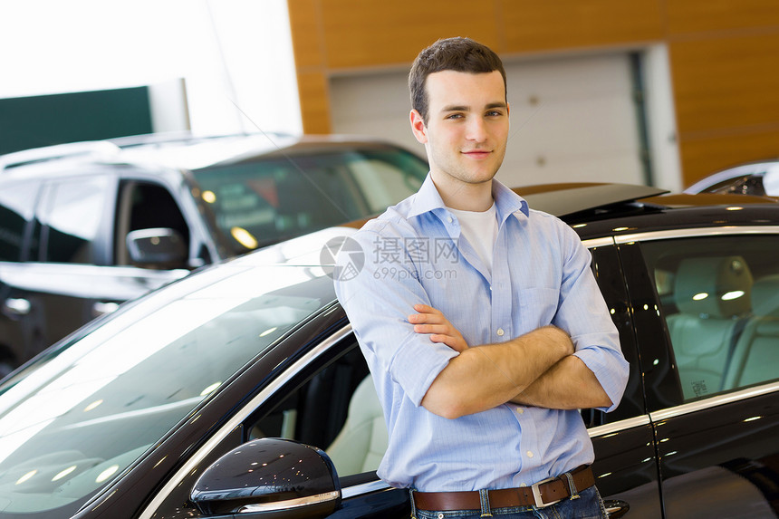 青年男子顾问顾问衬衫套装幸福公司驾驶零售销售顾客男性职业图片