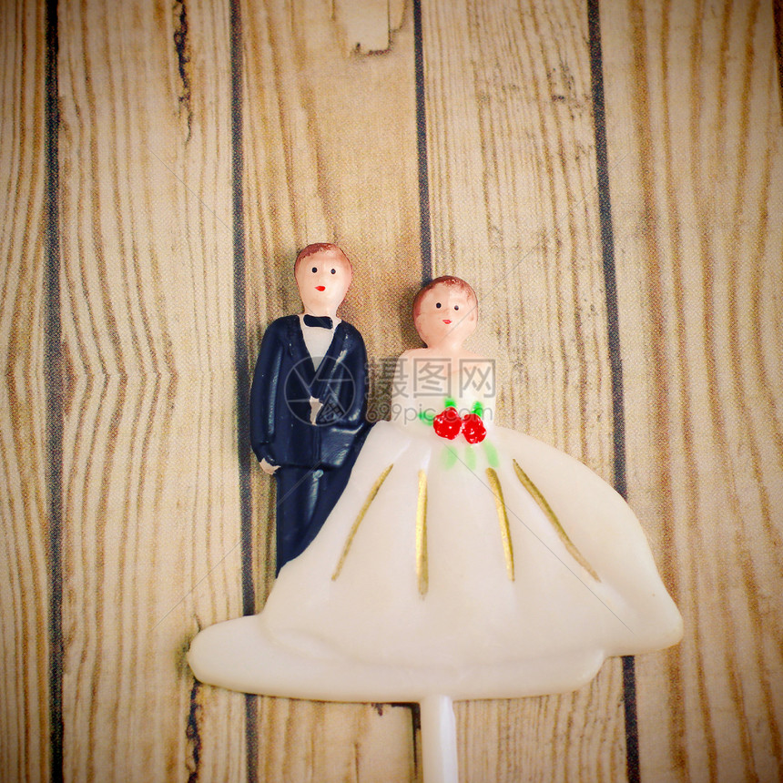 具有后退过滤效果的新婚新娘和新郎夫妇洋娃娃图片