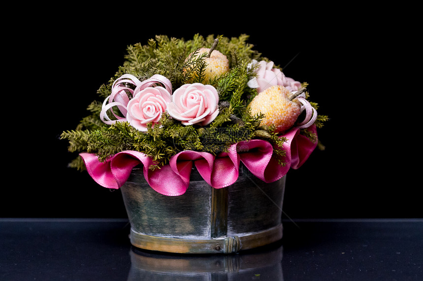 黑表面有粉色丝带的锡花瓶上的花朵组成 - 水平图片